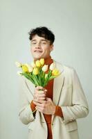 Photo young boyfriend in white jacket with a bouquet of yellow flowers elegant style Lifestyle unaltered
