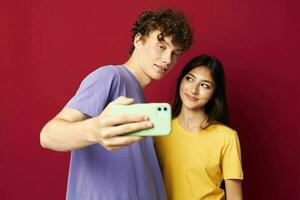 hombre y mujer moderno estilo emociones divertido teléfono aislado antecedentes foto