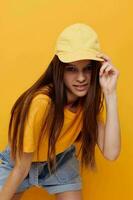 foto bonito mujer posando en un amarillo camiseta y gorra aislado antecedentes