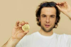 hermoso hombre en un blanco camiseta con bitcoin criptomoneda estilo de vida inalterado foto