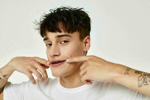 un joven hombre posando Moda juventud estilo emociones aislado antecedentes inalterado foto