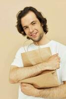 hermoso hombre papel tienda de comestibles bolso posando aislado antecedentes foto