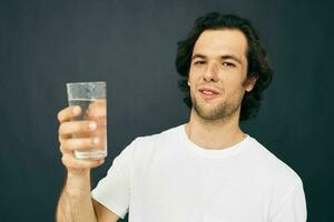 hombre vaso de agua en su manos emociones posando aislado antecedentes foto