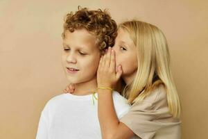 pequeño chico y niña divertido amistad entretenimiento infancia inalterado foto