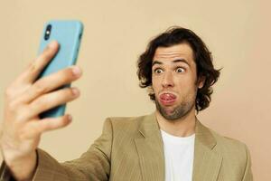 hermoso hombre toma un selfie clásico estilo tecnologías aislado antecedentes foto