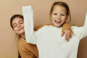 dos novias juntos niños divertido estudio beige antecedentes foto