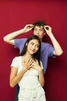 joven hombre y niña juntos amistad divertido juventud estilo foto