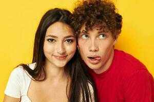 retrato de un hombre y un mujer amistad posando abrazos juntos amarillo antecedentes inalterado foto