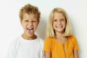 imagen de positivo chico y niña divertido gestos con manos emociones infancia ligero antecedentes foto