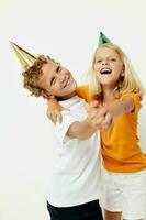 retrato de linda niños con tapas en su cabeza fiesta entretenimiento ligero antecedentes foto