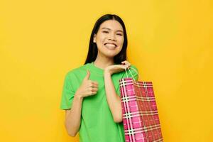 mujer con asiático apariencia verde camisetas paquete compras estudio modelo inalterado foto