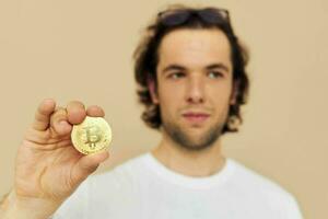 alegre hombre en un blanco camiseta con bitcoin criptomoneda aislado antecedentes foto