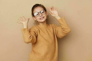 retrato de contento sonriente niño niña con lentes emociones gesto manos estilo de vida inalterado foto