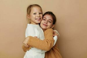 dos novias juntos niños divertido estudio beige antecedentes foto