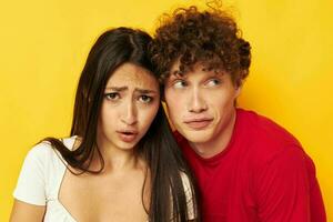 retrato de un hombre y un mujer juntos posando emociones de cerca estilo de vida inalterado foto