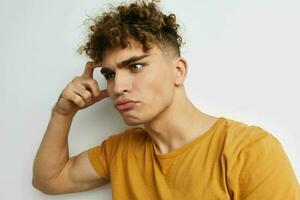 hermoso joven hombre posando estudio sonrisa estilo de vida inalterado foto