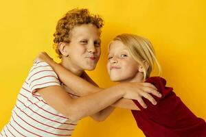 retrato de linda niños casual vestir juegos divertido juntos aislado antecedentes foto