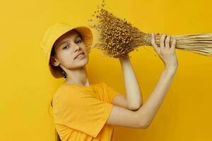 optimista joven mujer en un amarillo camiseta linaza ramo de flores emociones verano estilo estilo de vida inalterado foto