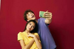 joven hombre y niña moderno estilo emociones divertido teléfono rojo antecedentes foto