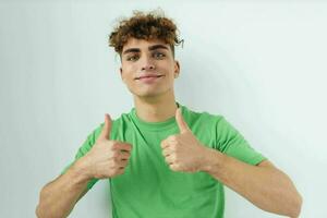 hermoso joven hombre en verde camisetas emociones posando estilo de vida inalterado foto