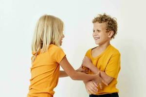 chico y niña casual vestir juegos divertido juntos posando emociones pelea aislado antecedentes inalterado foto