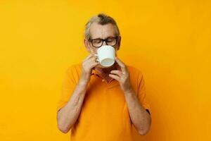 foto de retirado antiguo hombre en un amarillo camiseta blanco jarra monocromo Disparo