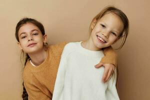 dos linda pequeño muchachas abrazo amistad infancia posando foto