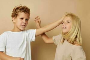 pequeño chico y niña divertido amistad entretenimiento infancia inalterado foto