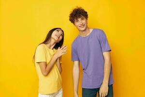 retrato de un hombre y un mujer amistad posando divertido estudio amarillo antecedentes inalterado foto