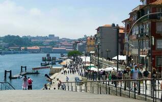 Oporto, Portugal histórico ciudad, arquitectura de antiguo ciudad. viaje a ribeira y douro río. foto