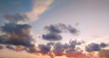 puesta de sol cielo antecedentes con nubes belleza brillante aire antecedentes. melancólico vívido cian paisaje. foto