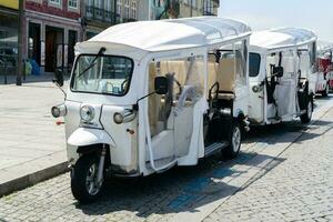 tuk tuk moto Taxi en Oporto, Portugal. eléctrico transporte para turistas foto