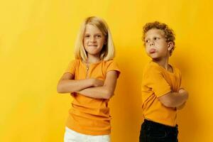 imagen de positivo chico y niña casual vestir juegos divertido juntos posando en de colores antecedentes foto