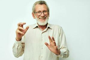 mayor hombre con un gris barba en un camisa y lentes ligero antecedentes foto