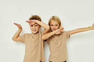 foto de dos niños gesticular con su manos juntos infancia inalterado