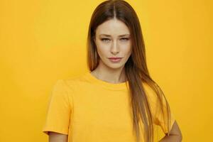 linda Pelirrojo niña en un amarillo camiseta amarillo antecedentes foto