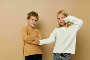 linda elegante niños abrazo entretenimiento posando amistad estilo de vida inalterado foto