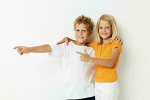 chico y niña amistad juntos posando emociones estilo de vida inalterado foto