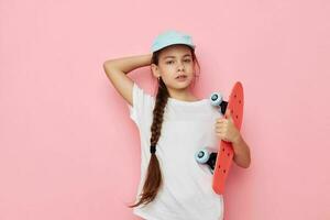 bonito joven niña gorra en blanco camiseta patineta estilo de vida inalterado foto