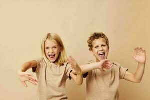 hermano y hermana teniendo divertida. pequeño niños foto