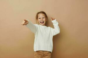 pequeño niña en blanco suéter posando mano gestos aislado antecedentes foto