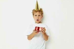 pequeño chico vistiendo un blanco camiseta con un gorra en su cabeza cumpleaños regalo foto