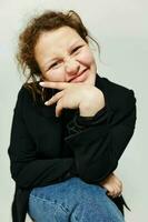 retrato de un joven mujer elegante estilo negro chaqueta de sport posando ligero antecedentes inalterado foto