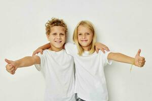 linda elegante niños amistad posando juntos estilo de vida inalterado foto