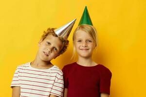 linda elegante niños divertido cumpleaños fiesta emociones aislado antecedentes foto