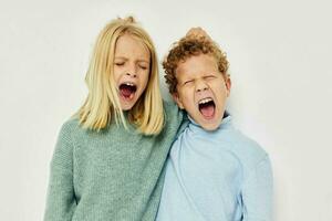 pequeño chico y niña gesticular con su manos juntos infancia inalterado foto