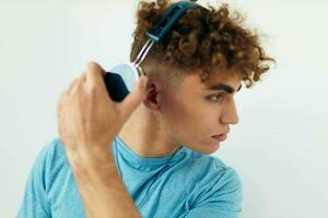 hermoso chico en azul camisetas auriculares Moda estilo de vida inalterado foto