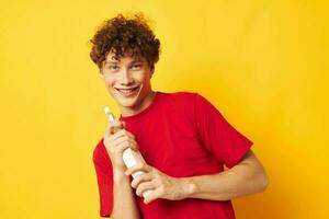 retrato de un joven Rizado hombre detergente posando emoción amarillo antecedentes inalterado foto