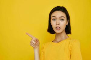 joven hermosa mujer en amarillo camiseta posando Moda estilo de vida inalterado foto