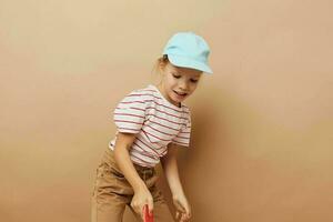 bonito joven niña patineta en mano posando bebé ropa divertido aislado antecedentes foto